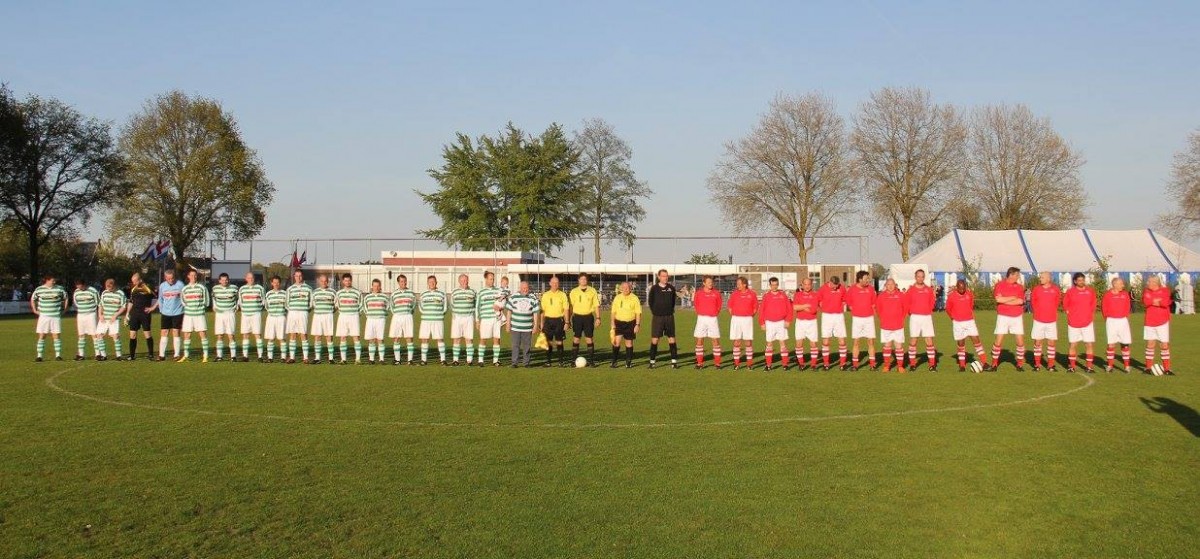 Beide elftallen voorafgaand aan de aftrap