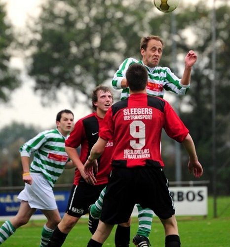 John van den Boomen kopt de bal