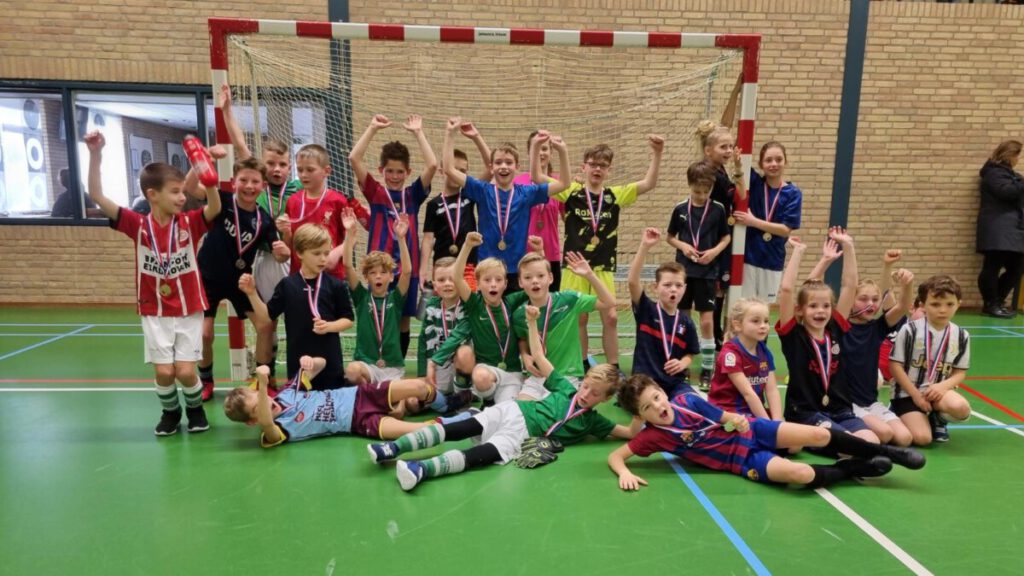 Geslaagd zaalvoetbaltoernooi jeugd Milheezer Boys