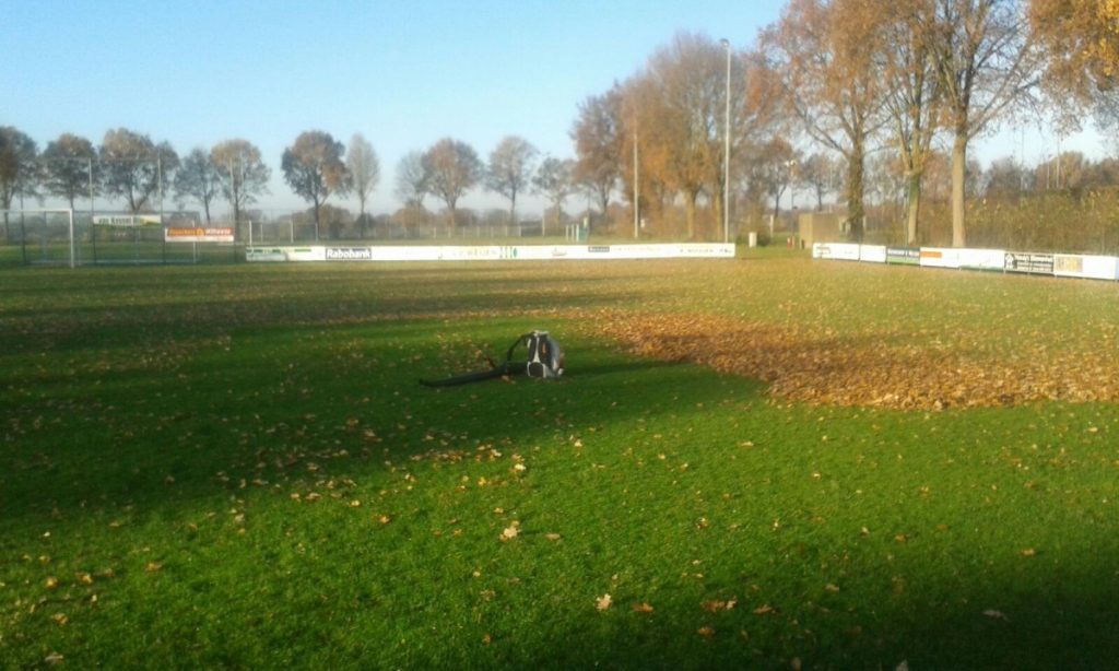 Velden weer bladvrij dankzij onderhoudsploeg