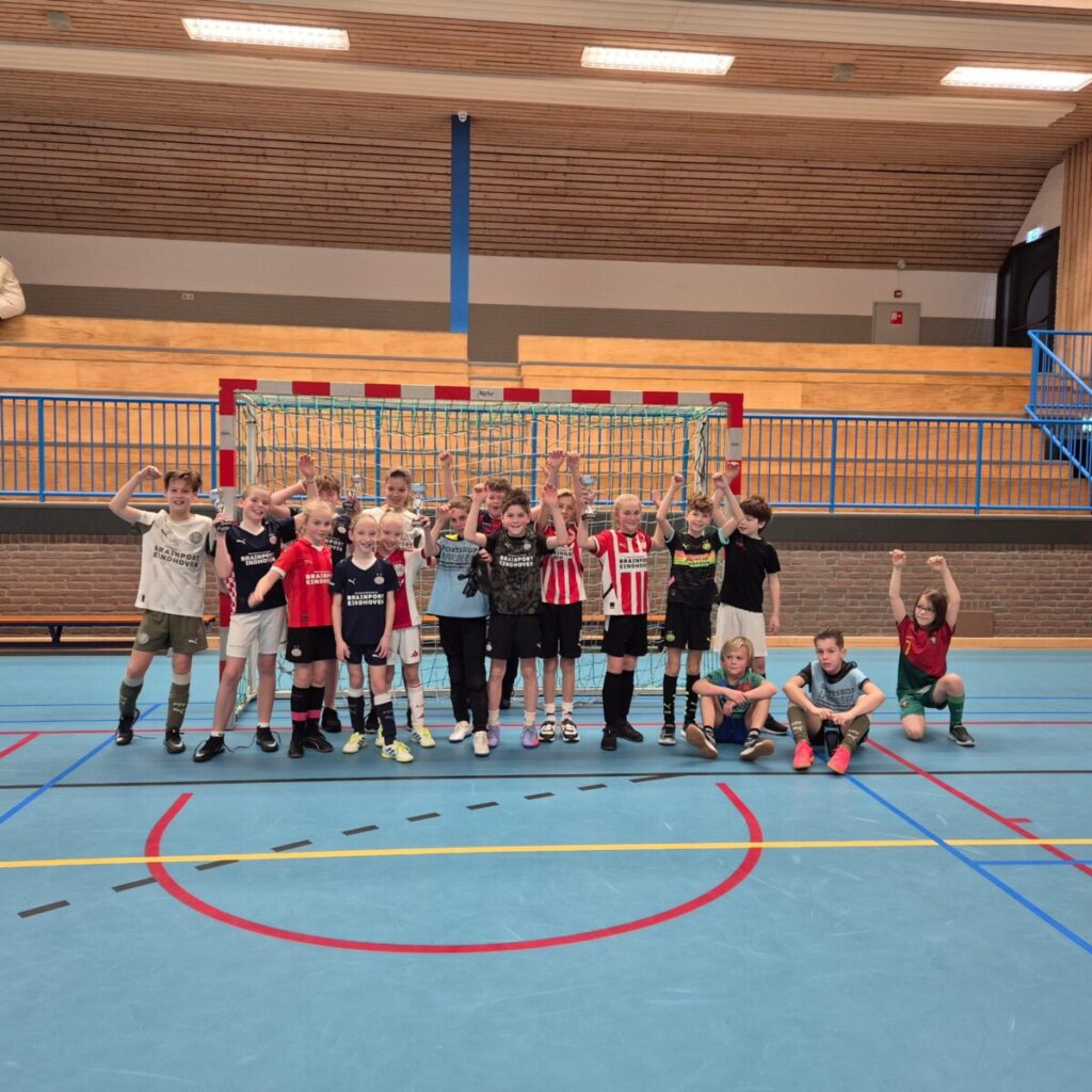 Veel goals en spannende wedstrijden bij jaarlijkse zaalvoetbaltoernooi van onze jeugd