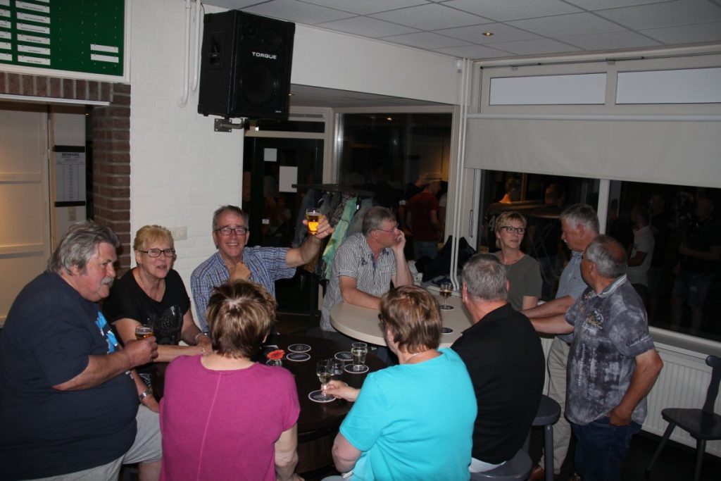 Vrijwilligers Milheezer Boys bedankt met een gezellige BBQ